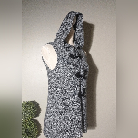 Black & White Hooded Vest w/ Black Toggle Buttons - PS - Sharagano - Picture 3 of 9